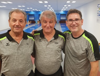 Sind stolz wie Oskar, der Titel bleibt mit tollen Ergebnissen in fester Fortunahand (v.l.): Ivo (557), Aydin (561), Dammerl (536) und Tagesbester Konni (567, nicht im Bild) erspielten sich in Seeshaupt mit 2221 Holz die Bezirksvorentscheidung der Senioren A.