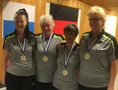 Bei den Seniorinnen erspielt sich unsere Pokalmannschaft der Seniorinnen den Titel des Kreismeisters gegen Hugelfing und Seeshaupt auf heimischen Bahnen (v.l.): Traudel (521), Ursel (519), Adelheid (418) und Petra mit stolzen 504 qualifizieren sich mit insgesamt 1962 Holz für die Bezirksmeisterschaft.
