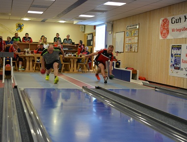Unserm Konni lief es zwar nicht gerade gut auf den Bahnen in Eberfing, aber andere schafften sogar noch weniger Holz. Dennoch reichte es zum knappen Sieg gegen SKC Frischauf Weilheim 1 im Auftaktspiel der Saison 2018/19 in der Landesliga Süd. Auf Julians Schlechtleistung durfte der sogar vom berüchtigten 'Kofferträger-Schnapserl' trinken. Die Ergebnisse: Konni 521, Aydin 551, Pitti 525, Felix 526, Julian 514, Huppi 518